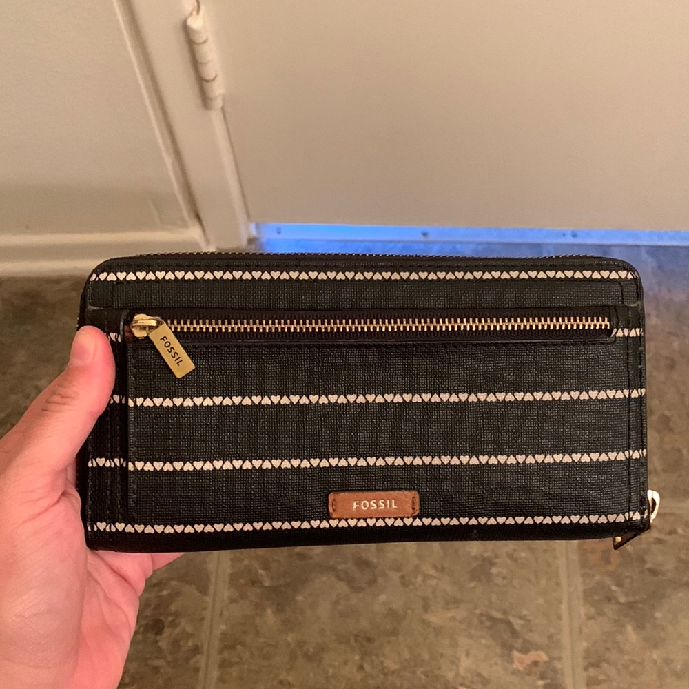 Super cute fossil wallet perfect condition! Black with white hearts!